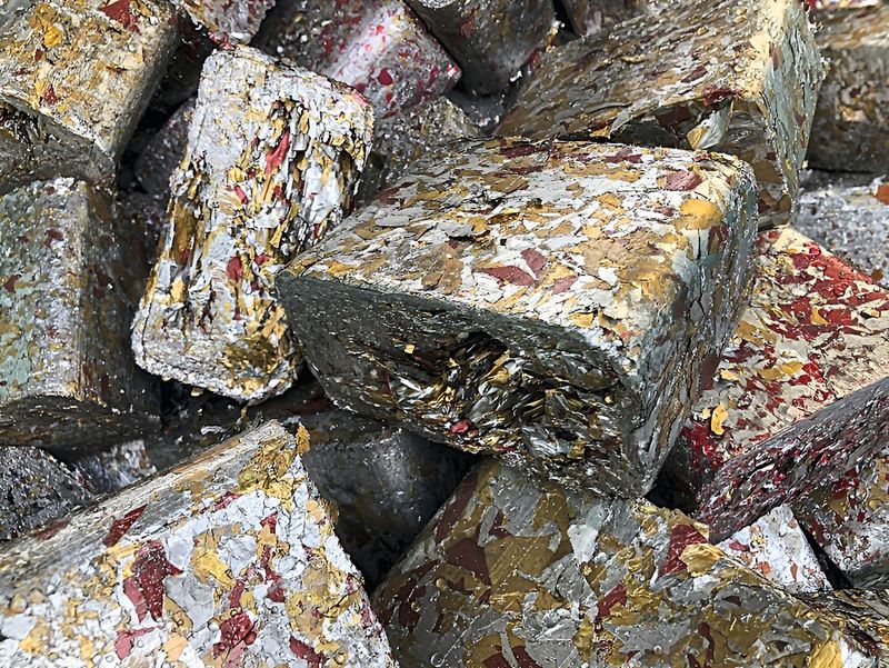 Neue Einnahmequelle für die Schweizer Leuthold Mechanik AG: Die Aluminium-Stanzgitter aus der Kaffeekapsel-Produktion werden von einer Brikettierlinie mit vier RUF-Anlagen zu wertvollen Briketts gepresst.(Bild:  RUF Maschinenbau GmbH & Co. KG)