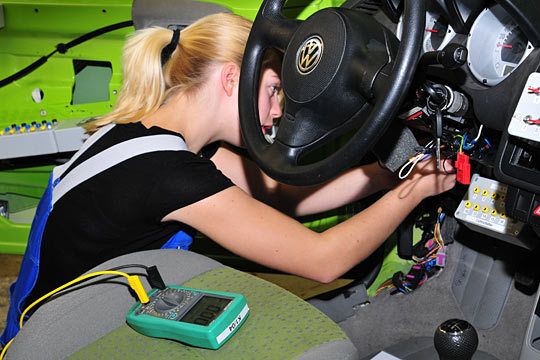 Lea Fischer aus Schleswig Holstein (2. Lehrjahr) versucht herauszufinden, warum bei dem Lupo der rechte Scheinwerfer nur glimmt. (Archiv: Vogel Business Media)