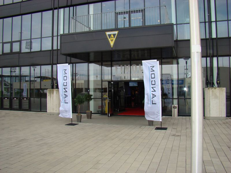 Eingangsbereich des Tivoli, dem Stadion von Alemannia Aachen. Starker Wind von rechts, daher spiegelverkehrte Flaggen (Archiv: Vogel Business Media)