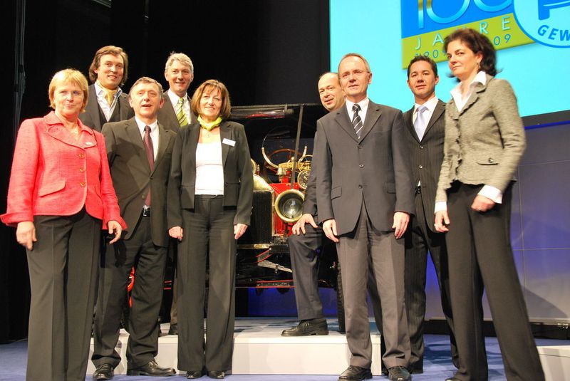 Ohne Helfer geht es nicht: Bereits während der 100-Jahr-Feier wurde der Einsatz der Mitarbeiter für das Jubiläum gewürdigt. (Archiv: Vogel Business Media)