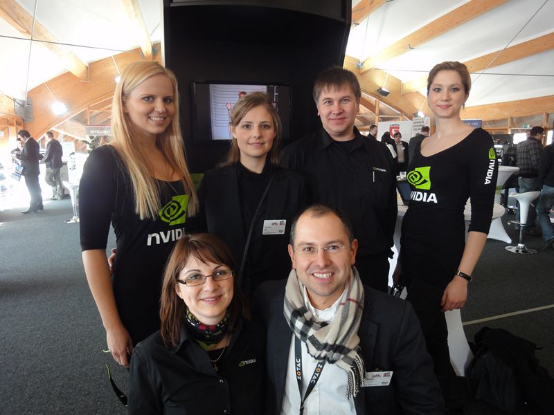 Maciej Wieczorek, Zotac (r.v.) mit dem Nvidia-Team Daniela Dommel (l.v.), Sabrina Asam, Harry Hofner und ihren Promo-Girls (Archiv: Vogel Business Media)