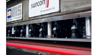 Final führten die Verifizierung früherer Testergebnisse sowie die ergänzend durchgeführten Vor-
Ort-Evaluierungen zu dem heute optimal gestalteten Setup der Surcon-2D-Oberflächeninspektion für die konstante Detektion über die gesamte Bandbreite von Aluminiumbändern. (IMS)