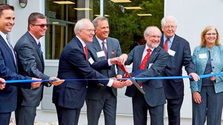 Die Geschäftsführer der J. Schmalz GmbH Dr. Kurt Schmalz (4. v. l.), Wolfgang Schmalz (6. v. l.) und Andreas Beutel (2. v. l.) weihen gemeinsam mit Volker Schmitz, Geschäftsführer Schmalz Inc. (3. v. l.) und Vertretern aus der Politik den Neubau in Raleigh, North Carolina ein.  ( J. Schmalz GmbH)