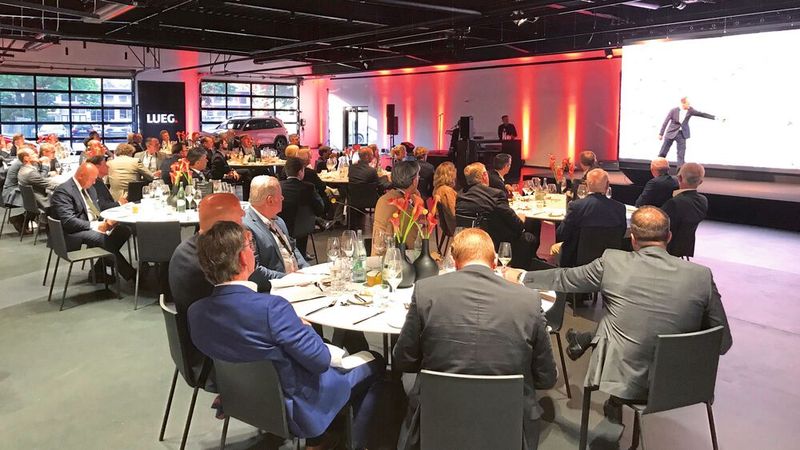 … rund 120 geladen Gästen aus der Automobilbranche während einer Abendveranstaltung im neuen Center. Der für die Kunden sichtbare bzw. relevante Bereich (Lounge/Auslieferungshalle) ist jedoch lediglich rund 1.500 Quadratmeter groß.  (Bild: Michel/»kfz-betrieb«)