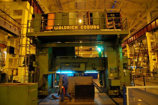 Was tun, wenn so eine gigantische Gantry-Fräsmaschine, wie diese von Waldrich Coburg, nach 40 Jahren nicht mehr das leistet, was moderne Zeiten verlangen? Nun, die EMO Hannover 2023 will die Frage beantworten – etwa mit dem Tipp Retrofit. Hier noch vor der Überholung ...(Bild:  Waldrich Coburg)