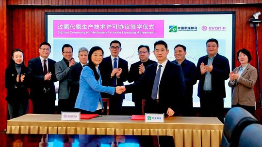 Dr. Jian Gong, Project and Marketing Director, Performance Oxidants, Business Line Active Oxygens (links) bei der Vertragsunterzeichnung mit Baowei Yu, Chairman of China Pingmei Shenma Group Nylon Technology.(Bild:  Evonik)