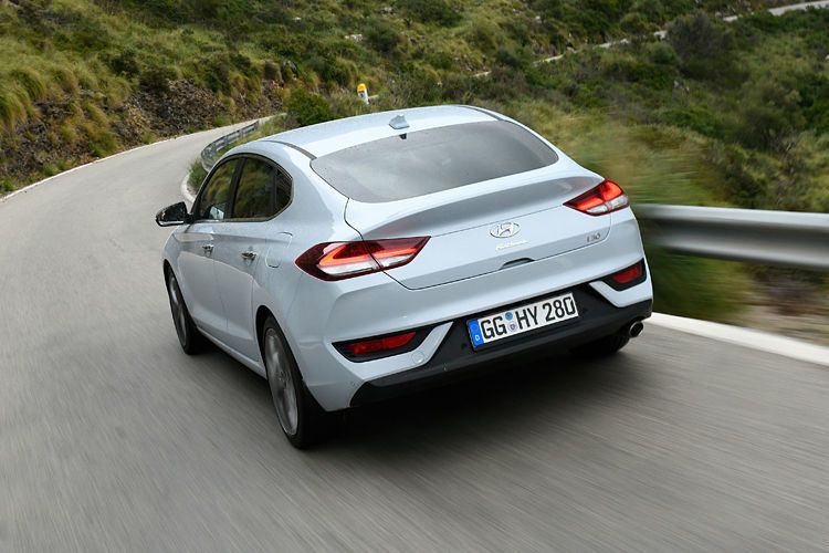 Im Heckdesign erkennt man mit etwas Wohlwollen eine Mischung aus Mercedes CLA, Audi A7 und BMW X4. (Hyundai)