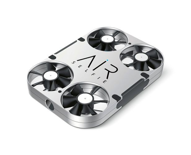 Red Dot Produktdesign 2018: Fliegende Kamera AirSelfie von AirSelfie, UK: Selfies dokumentieren wie kaum ein anderes Medium die aktuelle Lebenswelt. Insbesondere auf Reisen stehen sie im Mittelpunkt der sozialen Interaktion. Bei der Gestaltung von AirSelfie war die Entwicklung neuer Möglichkeiten für dieses allgegenwärtige Kulturphänomen von zentraler Bedeutung. In einer internationalen Kooperation mit Designern und Entwicklern entstand eine „fliegende Kamera“, deren Fähigkeiten der Bilderfassung weit über die eines Smartphones hinausreichen. AirSelfie verwirklicht ein innovatives Konzept, das der Kreativität der Nutzer kaum Grenzen setzt, und beeindruckt durch sein klar und elegant gestaltetes Gehäuse aus eloxiertem Aluminium. Bürstenlose Motoren treiben die vier in das Gehäuse integrierten, äußerst kleinen und leistungsstarken Propeller an, die eine Flughöhe von bis zu 20 Metern ermöglichen. AirSelfie ist robust, leicht und sehr kompakt, durch die geringen Abmessungen und ein Gewicht von nur 61 Gramm ist es problemlos zu transportieren. Für den Flug ist es mit verschiedenen Sensoren ausgestattet und bietet dem Nutzer für die Aufnahme von Fotos und von Videos in 1080p eine leistungsfähige HD-Kamera mit 5 MP. Nach dem Einschalten wird außerdem automatisch ein eigenes Wi-Fi-Netzwerk im 2,4-GHz-Band generiert, und für die Speicherung steht eine eingebaute Micro-SD-Speicherkarte mit 4 GB zur Verfügung. Diese überaus funktionale fliegende Kamera ermöglicht so das Festhalten der besten und schönsten Momente und Erinnerungen auf eine ganz besondere Weise. Begründung der Jury: Bei AirSelfie verbindet sich eine faszinierende Idee mit gutem Design. Diese fliegende Kamera zeichnet sich durch ihre intelligente Gestaltung mit einer hohen formalen und funktionalen Qualität aus. Sehr einfach lassen sich damit spektakuläre Fotos und Videos aufnehmen. Es wird ein bis ins Detail durchdachtes Konzept der unkomplizierten Nutzung verwirklicht, welches auch ein innovatives Smartphone-Cover mit integrierter Powerbank zur Aufbewahrung und zum Aufladen der Kamera umfasst.  (Bild: Red Dot/AirSelfie)