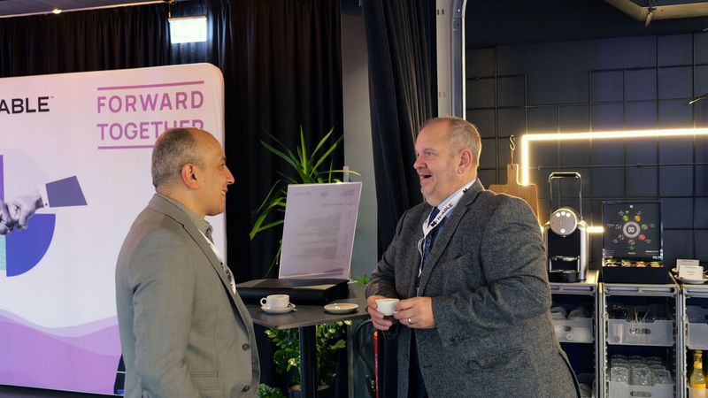 Ömer Izci (l., N-able) und Michael Lieske (EFF Eins Team) im heiteren Austausch. (Bild: N-able)