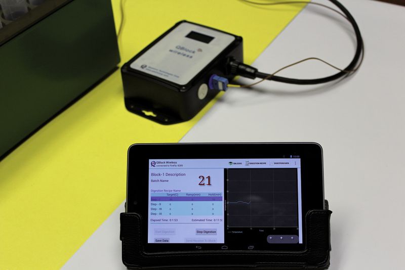 Abb. 2: Aktuelle Neuentwicklungen in der Heizblock-Aufschlusstechnologie: eine Tablet-basierte Applikation kommuniziert drahtlos mit einem Wireless-Schnittstellengerät, das einen daran angeschlossenen Heizblock mit Strom versorgt. Es können bis zu acht Heizblöcke gesteuert werden. (Bild: Horiba)
