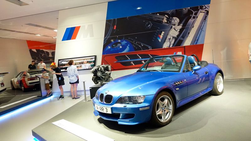Eine der vermutlich besten Ideen, die BMW je hatte: die Gründung der M-GmbH bzw. die Einführung sogenannter M-Modelle. Der Z3 M Roadster mit dem aus dem M3 der E36-Baureihe bekannten 3,2-Liter-Sechszylinder-Motor leistet 236 kW/321 PS und ist das Top-Modell der erfolgreichen Roadster-Baureihe, die die Münchner von 1995 bis 2002 bauten. (Bild: Dominsky – VCG)