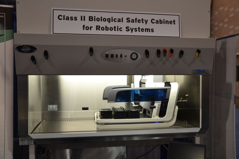 A class II biological safety cabinet for robotic systems of exhibitor Nuaire.   (Bild: LABORPRAXIS)