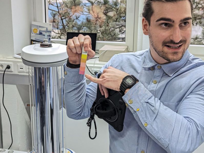 Zur Überprüfung, ob die UV-Desinfektion an kritischen Stellen erfolgreich war, können Anwender gelbe Klebepunkte platzieren, die durch UV-Strahlung ihre Farbe zu rot veändern. So lässt sich überprüfen, welche Lichtintensität tatsächlich an den jeweiligen Punkten angekommen ist. (Bild: VCG – Lüttmann)