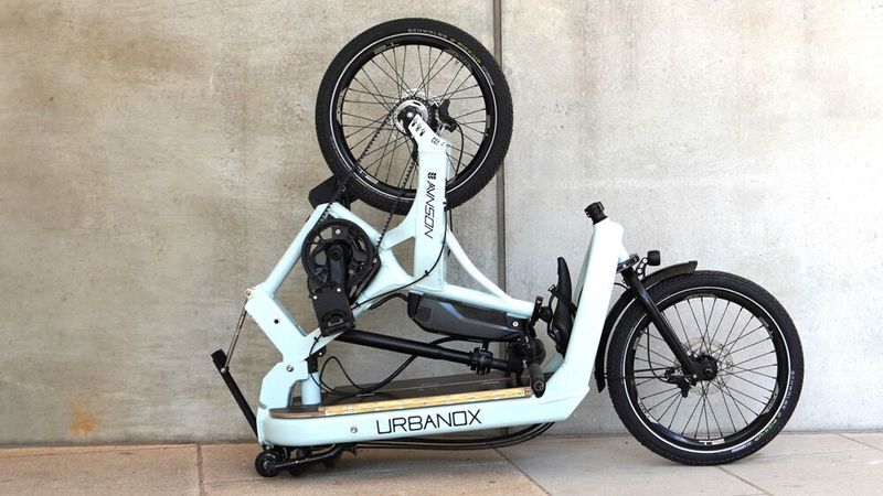 Dank Rahmen-Klappmechanismus lässt sich das Bike in der Länge halbieren. (Bild: Avnson)