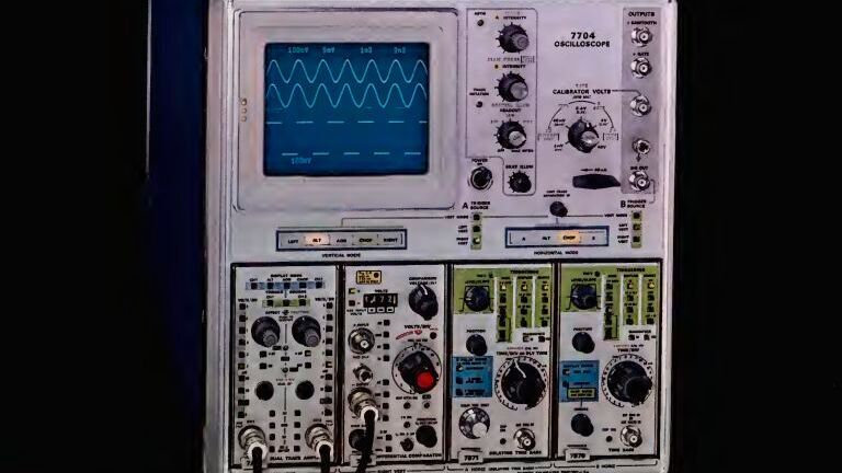 Die 7000er-Serie von Tektronix war kein Standard-Oszilloskop, sondern ein modulares System. Ein Mainframe diente als Plattform mit Stromversorgung und Kathodenstrahlröhre.(Bild:  Tektronix)