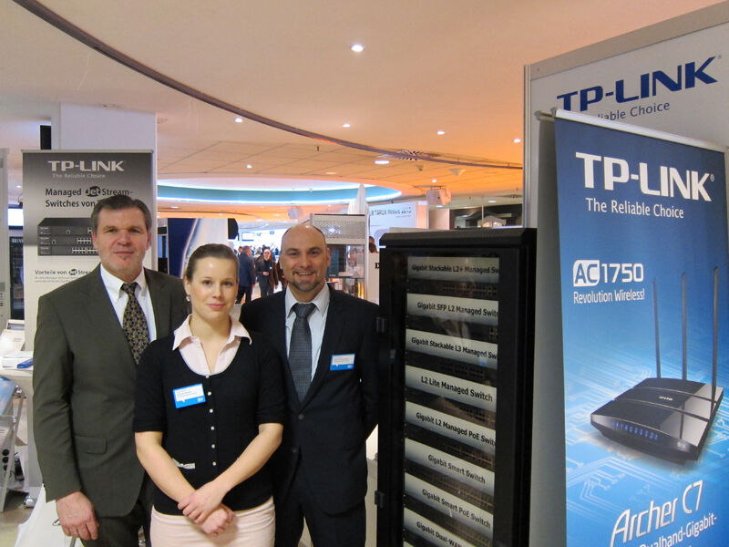 v. l.: André Pasternak, Felicitas Binder und Marcus Knickmeier, TP-Link            (IT-BUSINESS)