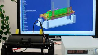 Ein Folien-OLED-Display (FOLED) wird über eine mit FGL angetriebene Rolle ausgerollt. Es könnte im Fahrzeug unter der Instrumententafel-Oberseite positioniert werden. (csi entwicklungstechnik)