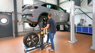 Genial einfach, einfach genial: Der Radheber „Radfex“ arbeitet nach dem Waagebalkenprinzip und somit rein mechanisch und schnell. Jetzt gibt es ihn in verbesserter Ausführung. (Bild: Sventec)