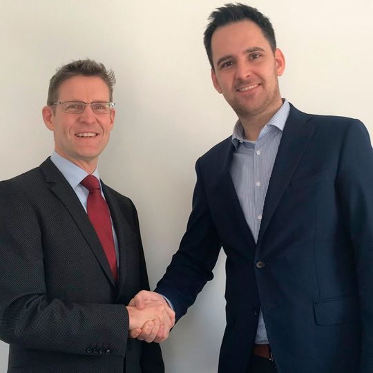 GW-Liste ist in neuen Händen: Sven Quambusch (li.) übergibt sein Unternehmen in die Hände von Patrick Schröder (re.), Country Manager von COTW in Deutschland. (Bild:  Carsontheweb)