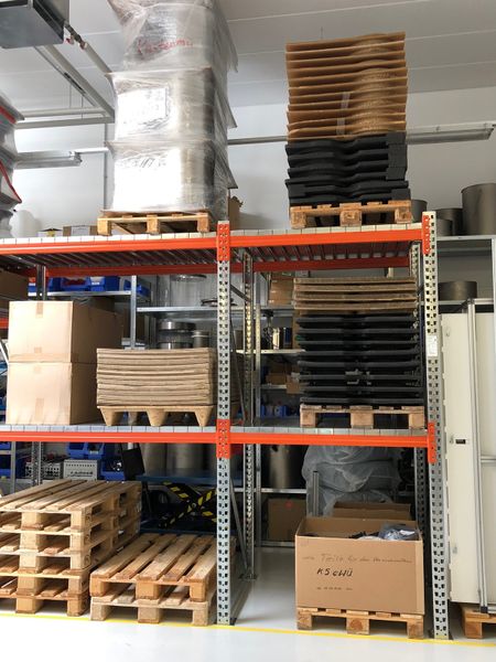 Im Warenlager finden sich auch alle möglichen Pappdeckel für den Transport. Die Geräte werden vollständig montiert geliefert. Die Erschütterungen schaden nicht. Doch für den Einsatz auf vibrierendem Untergrund, zum Beispiel auf einem Schiff, sind sie ungeeignet.  (Ulrike Ostler/ Vogel IT-Medien GmbH)