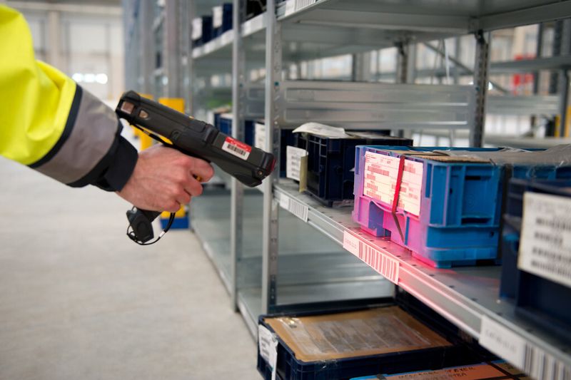 Nach jeder Warenbewegung wird im Mercedes-Benz Consolidation Center in Speyer gescannt. (Bild: Daimler)