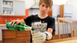 Bild 1: Die Michelangelo-Handprothese ist vom Wiener Unternehmen Ottobock entwickelt worden und besitzt sieben Greifbewegungen, die der Nutzer durch Kontraktion seiner Stumpfmuskulatur ausführen kann. (Bild: Ottobock)