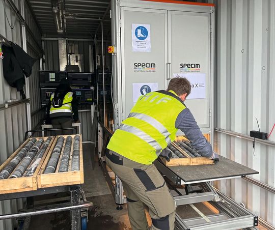 Transportabler Scanner für Bohrkerne, die in Kisten liegend mit Hilfe hyperspektrale Bildgebung analysiert werden.(Bild:  HZDR/Anne-Kristin Jentzsch)