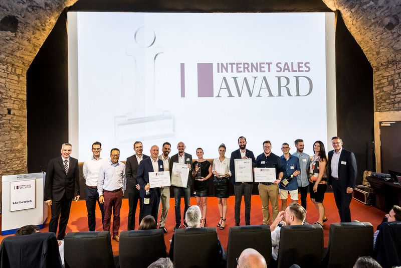 Gemeinsames Siegerbild: Die Teams von Koch Automobile und der Autohausgruppe Spindler zusammen mit der Jury, bestehend aus Vertretern der Award-Partner Bank Deutsches Kraftfahrzeuggewerbe (BDK), Mobile.de und Tüv Nord Mobilität sowie der Redaktion »kfz-betrieb«. (Stefan Bausewein)