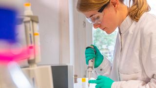 Der neue Studiengang Lebensmittelsicherheit verbindet interdisziplinär die Bereiche Analytik, Technologie, Qualität und Recht. (Bild: © Hochschule Geisenheim / Filmagentur Rheingau)