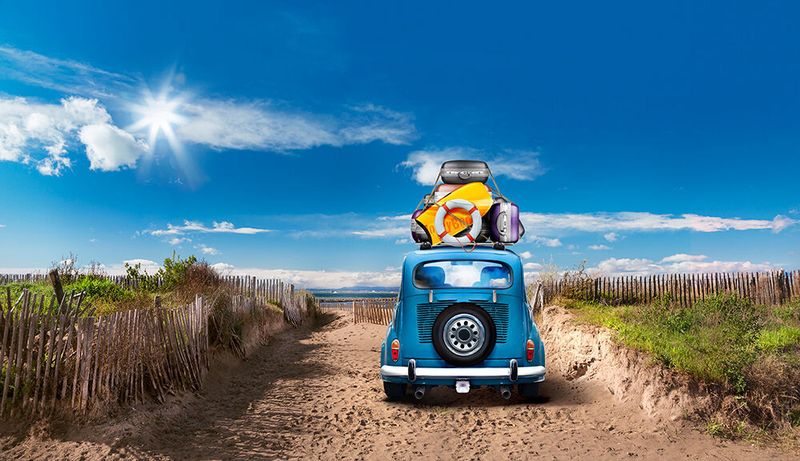 1. Verreisen Sie offiziell einen Tag früher. Sagen Sie allen Freunden und Bekannten sowie Kunden und Kollegen, mit denen Sie nicht direkt zusammenarbeiten, dass Ihr Urlaub einen Tag früher beginnt. Sonst stapeln sich am letzten Arbeitstag die dringlichen Aufgaben auf Ihrem Schreibtisch und Ihr Telefon klingelt ohne Unterlass. (nickolya - stock.adobe.com)