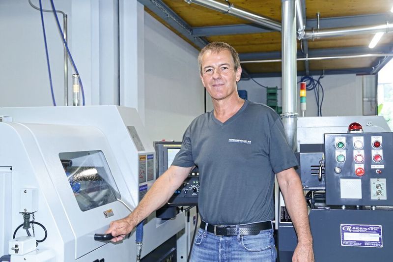 Patromechanic-Geschäftsführer Robert Glauser vor der neuesten Errungenschaft, dem Nexturn-­Langdrehautomaten SA12B: «Die Maschine ist sehr gut konzipiert und auch sehr gut zugänglich. Und ich bin überrascht über die Verarbeitung und die Qualität der Maschine.» (Anne Richter, SMM)