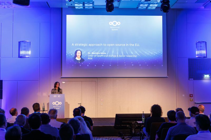 Dr. Sachiko Muto, Vorsitzende des OpenForum Europe and Senior Researcher am Research Institutes of Sweden (RISE), informierte in ihrem Vortrag über die Aktivitäten der EU für die Förderung von Open Source für Digitale Souveränität. (Bild: Nextcloud)