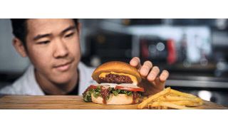 Die am Fraunhofer IVV entwickelten veganen Fleischalternativen kombinieren unterschiedliche Proteinquellen wie Erbsen und Pilze. Das Resultat sind besonders saftige Burgerpatties mit verbessertem Nährwertprofil.  (Bild: Fraunhofer IVV)