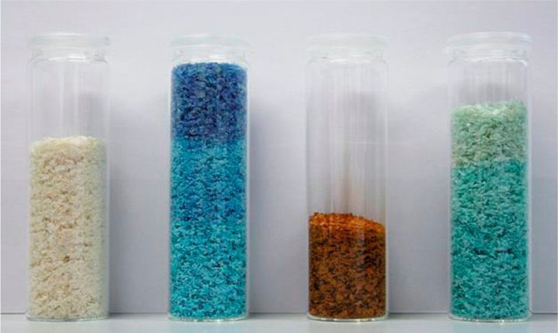 Abtrennung von Schwermetallen mit Chitosan als Flockungsmittel: links reine Chitosanflocken, daneben Chitosanflocken mit gebundenem Kupfer (blau), Eisen (rot) und Nickel (grün) (IPF Dresden / M. Mende)