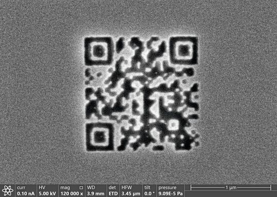 So sieht der kleinste QR-Code aus, den es bisher gibt. Er ist kleiner als eine Bakterie und wurde von der TU Wien in eine keramische Dünnschicht gebrannt. Und er hält ewig!(Bild:  TU Wien)