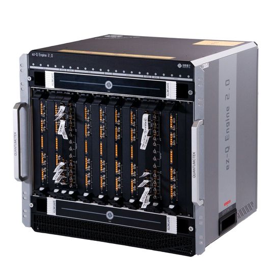 „ez-Q Engine 2.0“, ein Quanten-Mess-und Kontrollsystem des chinesischen Startups QuantumCTek Co. für Quantencomputer mit über 1.000 Qubits, soll laut Angaben chinesischer Medien den Quantenchip „Zuchongzhi 3.0“ steuern und mehreren Institutionen insgesamt über 5.000 Qubits an Kontrollkapazität bereitstellen.(Bild:  QuantumCTek Co)