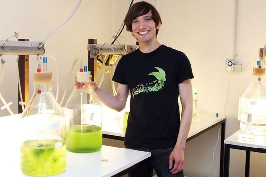 Dr. Lukas Pfeifer untersuchte pflanzliche Zellwandbestandteile, um mehr über die Verwandtschaftsverhältnisse und den Ursprung von Algen und Landpflanzen zu erfahren. Dr. Lukas Pfeifer untersuchte pflanzliche Zellwandbestandteile, um mehr über die Verwandtschaftsverhältnisse und den Ursprung von Algen und Landpflanzen zu erfahren.