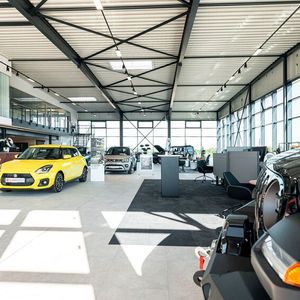 Das neue Autohaus steht auf einem 10.000 Quadratmeter großen Gelände, davon entfallen 700 Quadratmeter auf die Werkstatt und 750 Quadratmeter auf den Showroom sowie den Servicebereich.(Bild:  Allrad Schmitt)