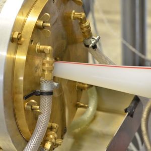 Als Highlight der bei Enetec Plastics laufenden Anlagen wird der Fünf-Schicht-Rohrkopf KM5L-RKW 01-40 bezeichnet, der nicht nur recht neu im Krauss-Maffei-Berstorff-Produktspektrum sei, sondern auch in der Branche als Novum gilt. 