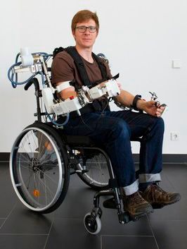 Das Exoskelett-Teilsystem des DFKI unterstützt Patienten nach einem Schlaganfall. Es kombiniert Leichtbau mit Antriebs- und Regeltechnik. Das Exoskelett-Teilsystem des DFKI unterstützt Patienten nach einem Schlaganfall. Es kombiniert Leichtbau mit Antriebs- und Regeltechnik.