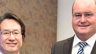 v.l. Ryuji Omura, Executive Vice President der Renesas Electronics Corporation, und Ricky Hudi ,Leiter Entwicklung Elektrik/Elektronik bei Audi, nach der geschlossenen Partnerschaft. (Renesas)