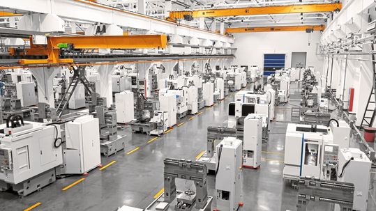 Jede Maschine ist in der Montage bereits so präzise aufgebaut, dass sie die Genauigkeiten in der Zerspanung erbringen kann, die der Kunde verlangt. Hier im Bild die Montagewerkstatt für fünfachsige Hochgeschwindigkeitsmaschinen.(Bild:  Beijing Jingdiao Group Co., Ltd)