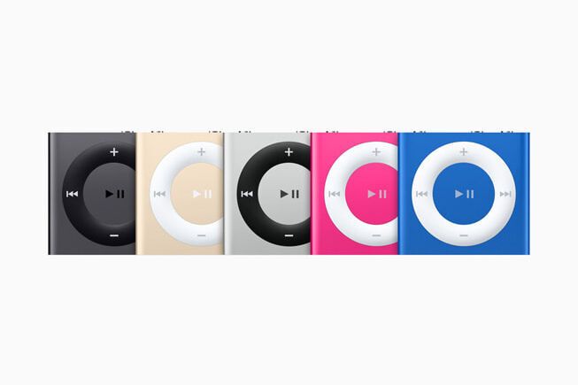 Der am 15. Juli 2015 vorgestellte iPod shuffle (4. Generation) hatte ein schlankes Design mit einer Batterielaufzeit von bis zu 15 Stunden, 2 GB Speicherplatz für Hunderte von Songs und eine Voice-Over-Taste, mit der man den Titel eines Songs, den Namen einer Playlist oder den Batteriestatus ansagen kann. (Bild: Apple)