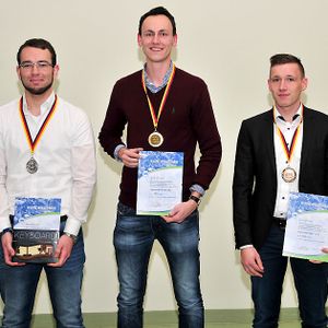 Die Erstplatzierten des Bundeswettbewerbs der Automobilkaufleute 2015 sind (v. li.) Daniel Fröhle (Platz zwei), Jannik Hoffmann (Platz eins) und Christian Maus (Platz drei).