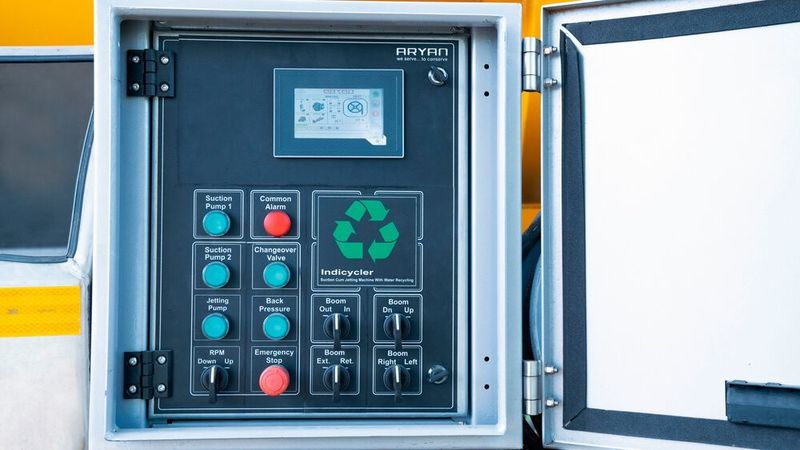 Über ein Bedienpanel steuerbar: Das Fahrzeug saugt nicht nur Schlamm ab, sondern entfernt auch verhärteten Schmutz per Wasserstrahl. (B&R)
