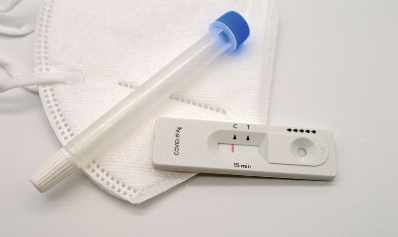 Für die Bekämpfung von Infektionskrankheiten wie Aids oder Corona ist eine schnelle Identifikation von Infizierten wichtig. Früher waren dafür aufwändige Laboruntersuchungen notwendig. Heute kann sich jeder selbst testen. (gemeinfrei)