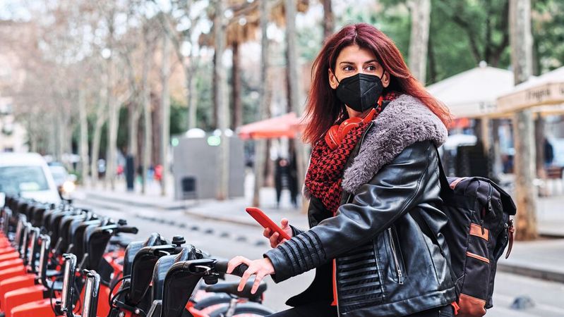 Beruflich unterwegs, aber anstelle des eigenen Dienstwagens mit unterschiedlichen Verkehrsträgern: Mobilitätsbudgets für Mitarbeiter in Unternehmen sind ein Thema, von dem Autohändler zumindest Notiz nehmen sollten.(Bild:  ©alvaro - stock.adobe.com)