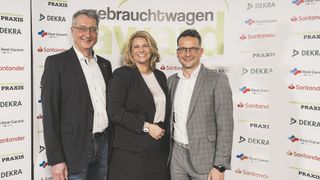 Joachim Heim (links, Direktor Network Performance bei Dekra Automotive Solutions), Britta Peters (Key Account Managerin Digital Solutions Mobility bei Santander) und Johannes Höfflin (Head of Sales Germany der Real Garant) sind Juroren und Partner des Gebrauchtwagen Awards. (Bild: Stefan bausewein)