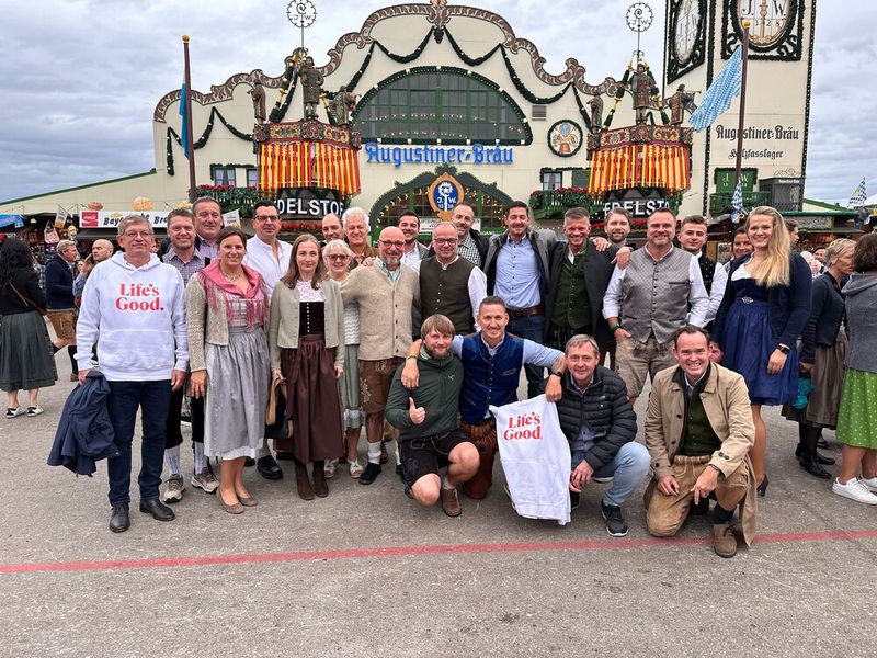 „Life is good“ after a Brezl und a Maß: Das LG-Team mit Partnern ist auf dem Weg zur alten Wiesn. (Bild: Vogel IT-Medien GmbH)