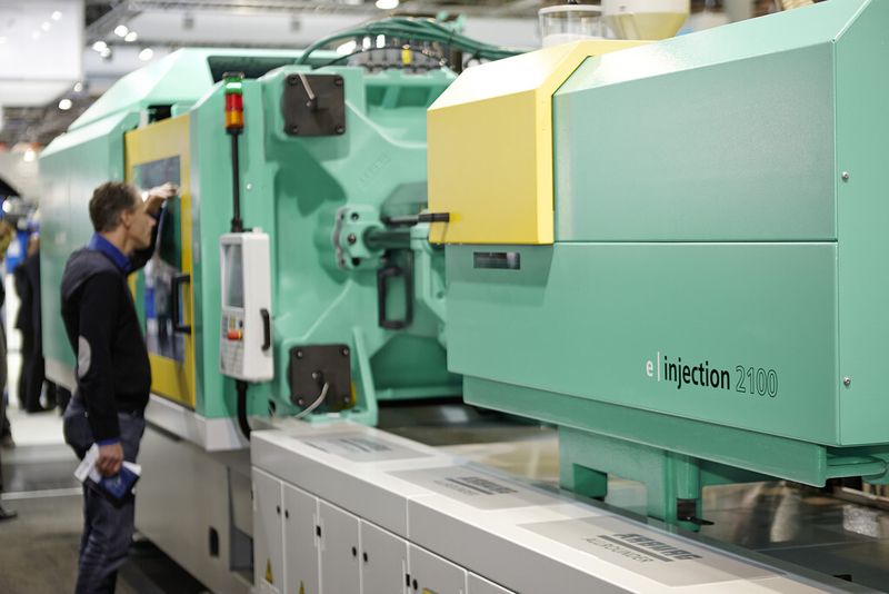 Der elektrische Allrounder 820 A mit neu entwickelter 4000-kN-Kniehebel-Schließeinheit und einer neuen, größeren Spritzeinheit 2100 komplettiert die High-End-Baureihe Alldrive und stopft die Lücke im Schließkraftbereich zwischen 3200 und 5000 kN. (Bild: Arburg)